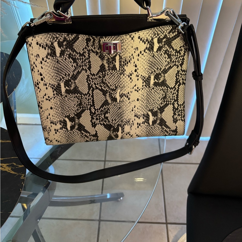 Elegant Snakeskin Pattern Crossbody Bag
Used twice 
No damages